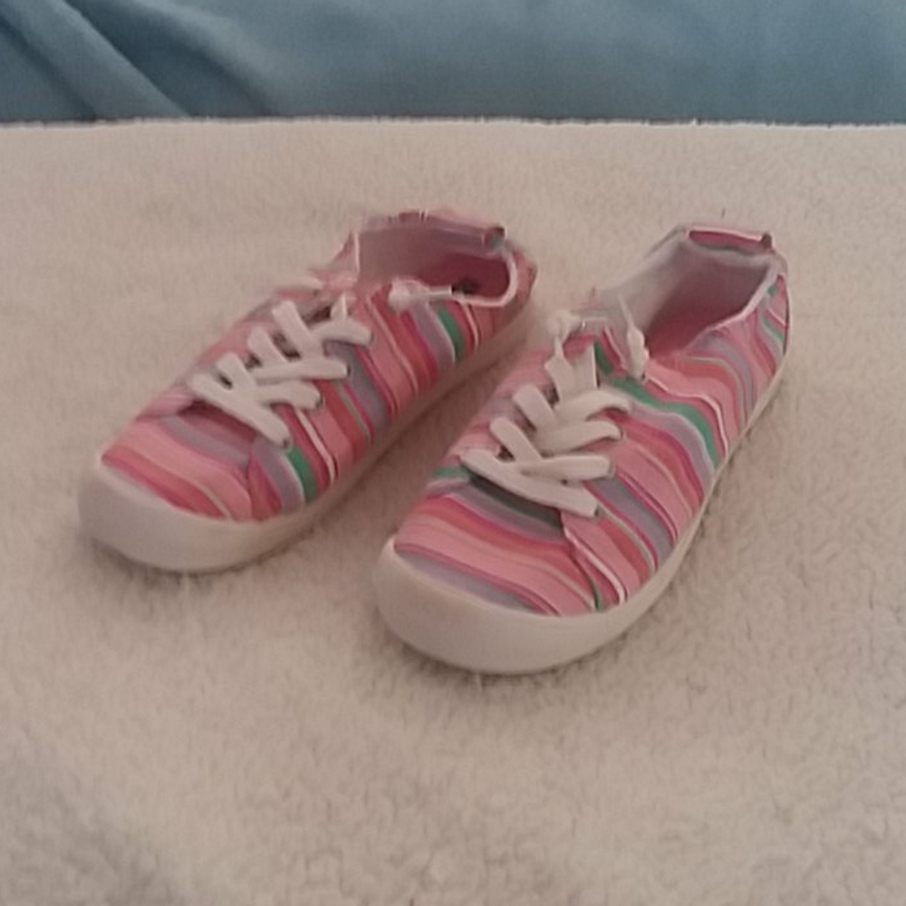 Girls slip on tennis shoes